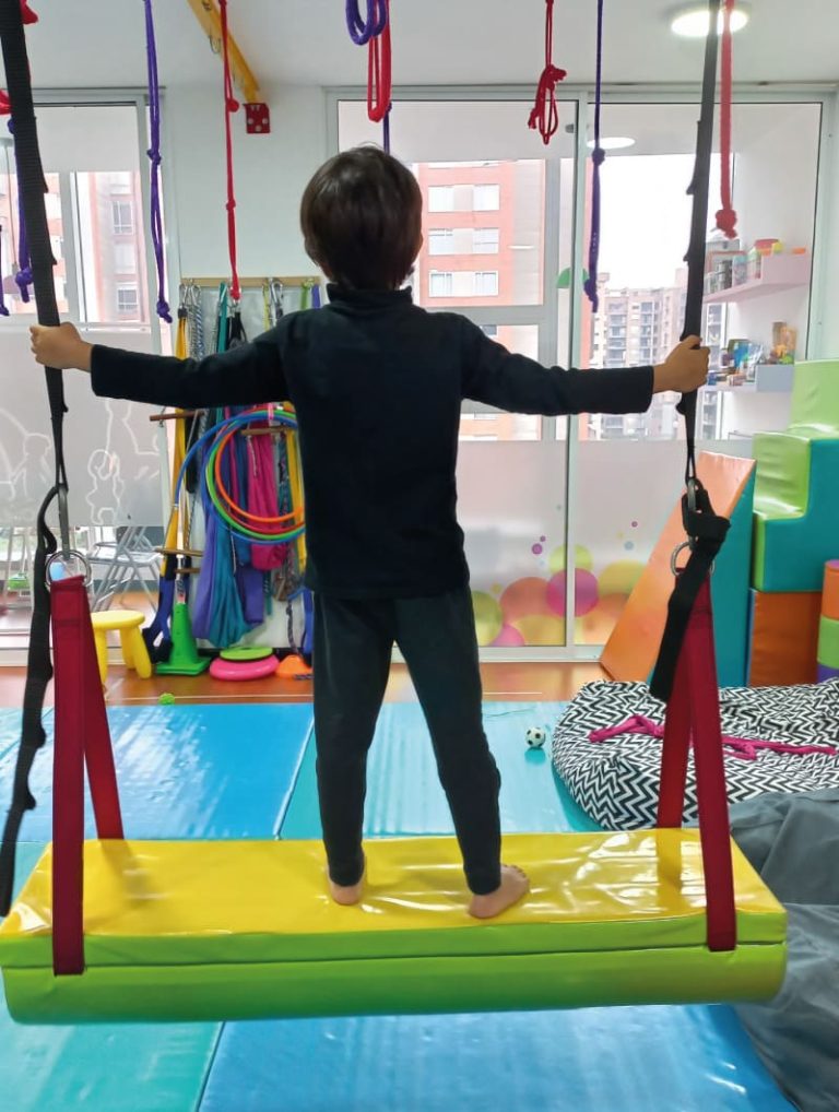 Terapia de equilibrio y propiocepción para el desarrollo motor.