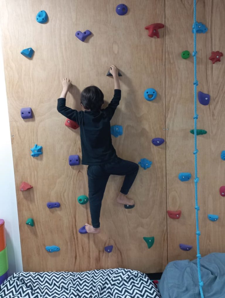 Desarrollo de habilidades motoras gruesas y confianza.