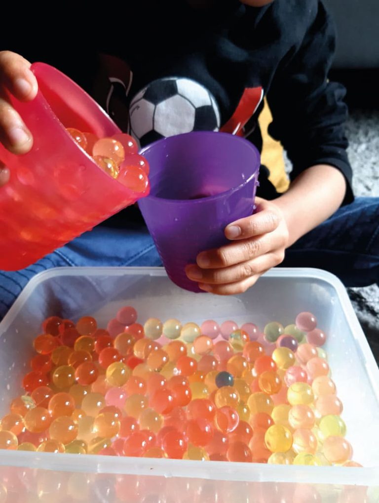 Estimulación sensorial táctil y coordinación ojo-mano.