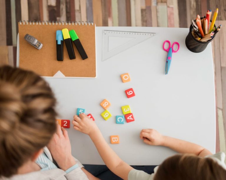 PractiKids, terapia de lenguajes, actividad con tablero y letras.