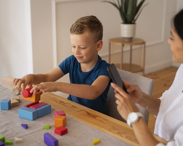 pin_0001_terapia ocupacional nino practicando ejercicios practikids