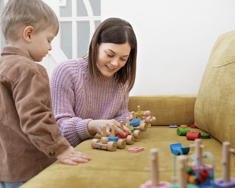 pin_0004_terapia ocupacional nino con adukto y juego didactico practikids