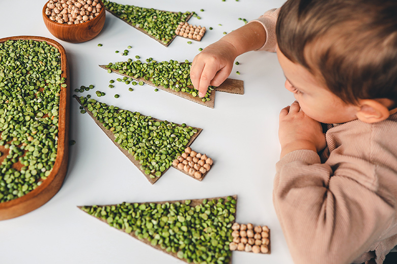 Actividad de integración sensorial con un contenedor de texturas para la estimulación táctil en el desarrollo infantil.