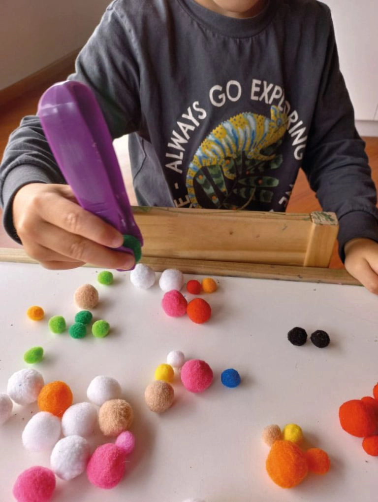 En Practikids, fomentando la concentración y la destreza, para el desarrollo de habilidades manuales.