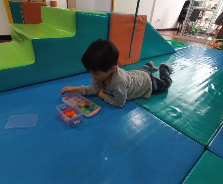 banner-servicios-nino-con-juego-didactico-practikids