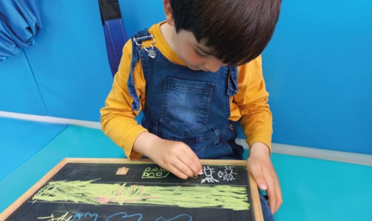 En PractiKids somos quienes diseñamos juegos sensoriales personalizados, para que su hijo se beneficie de experiencias únicas adaptadas a sus necesidades.